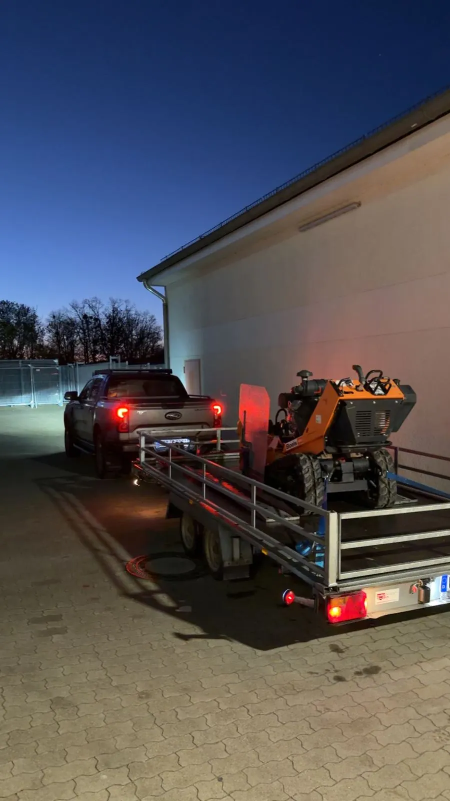 Maschine auf dem Anhänger in der Abenddämmerung
